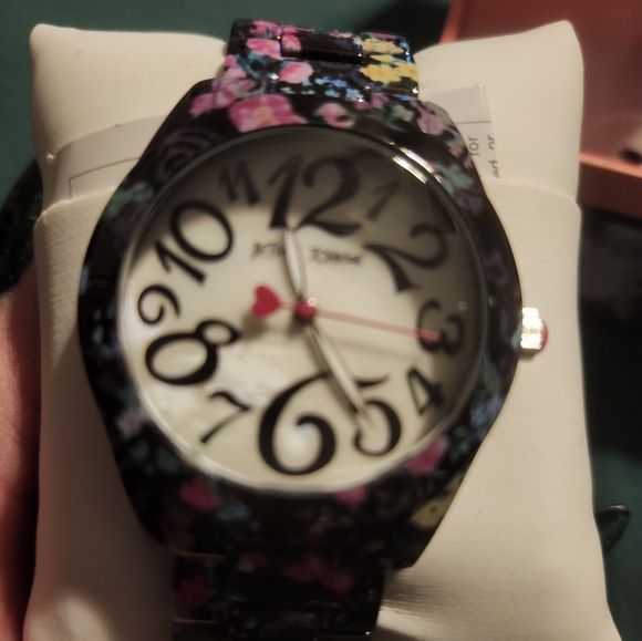 Besty Johnson watch - Picture 2 of 6